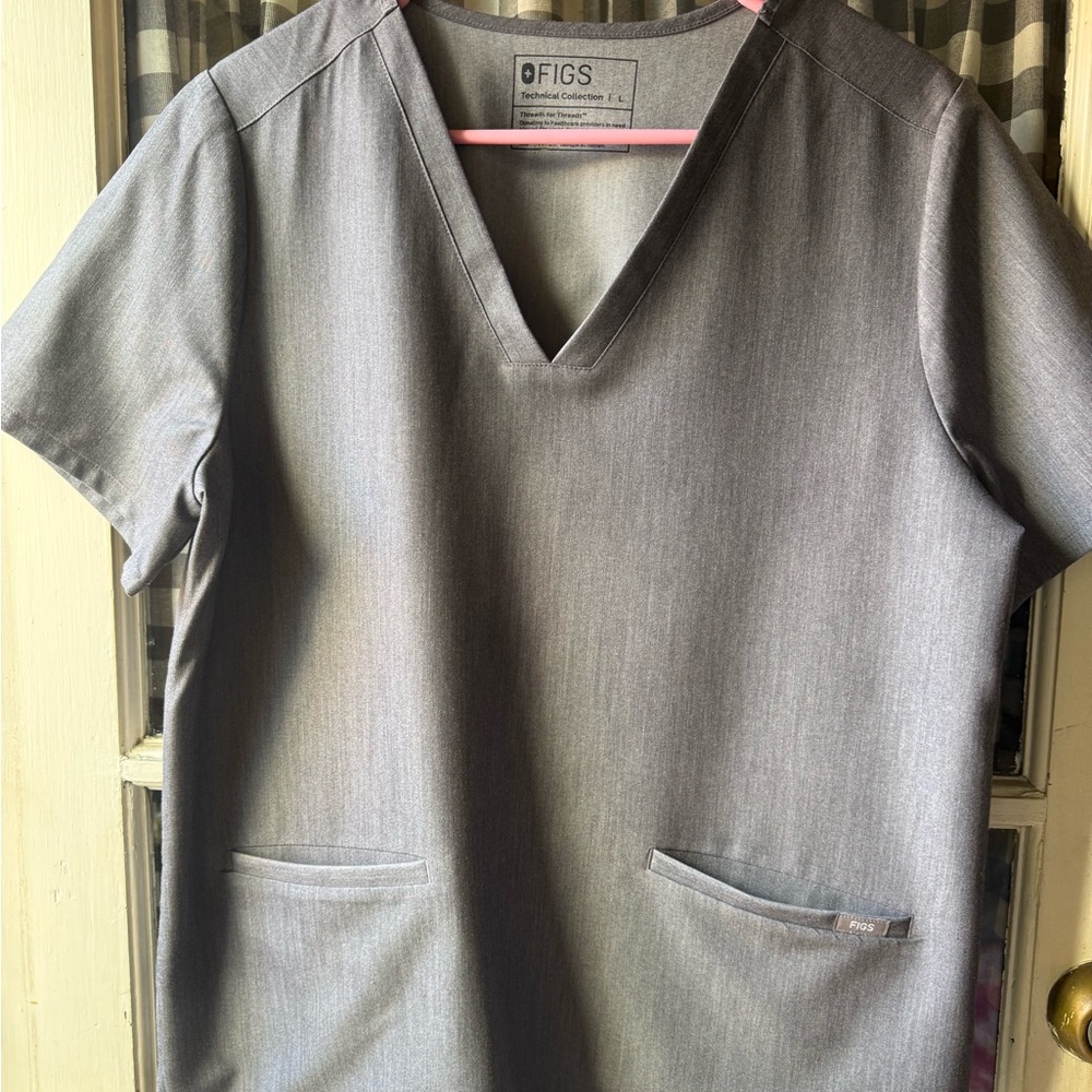 Figs women’s gray scrub top large